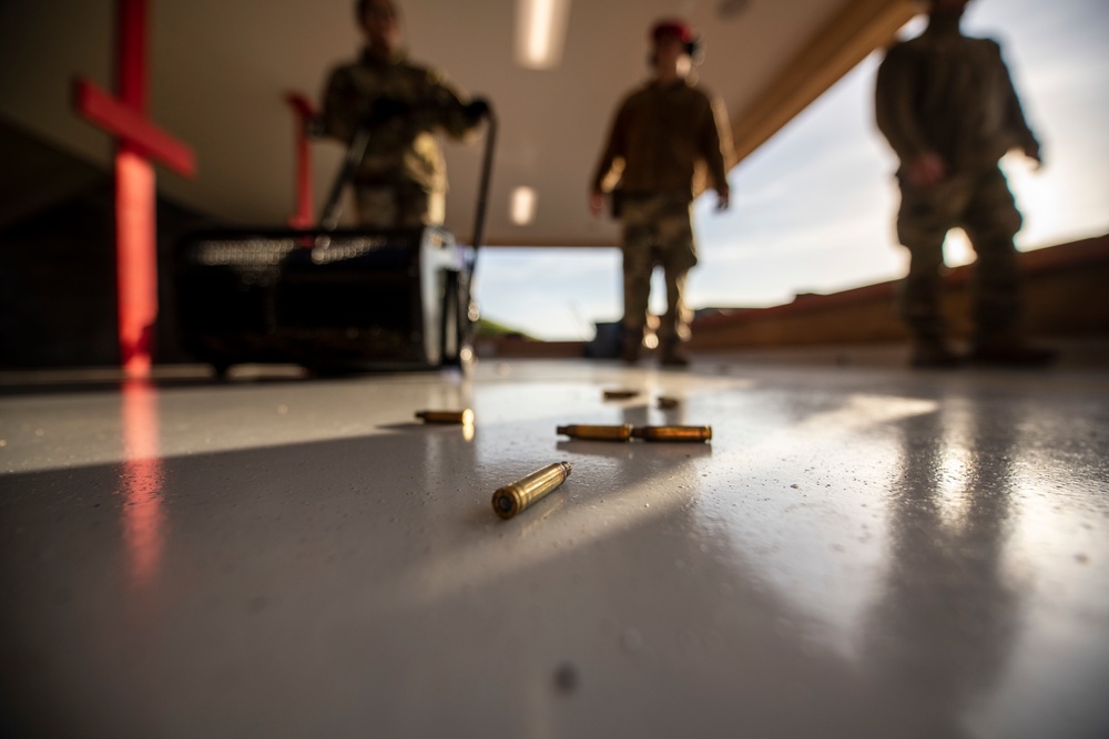 Mobility Warriors re-familiarize themselves with M-4 rifle