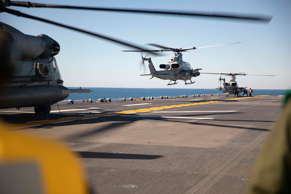 USS BATAAN RECIEVES 26TH MEU CO