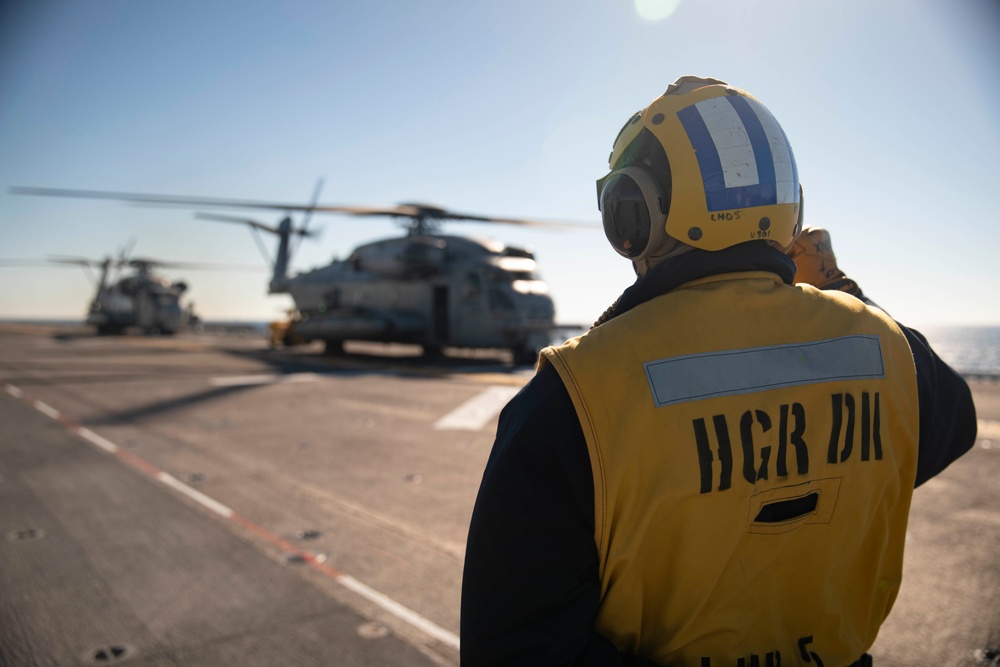 USS BATAAN RECIEVES 26TH MEU CO