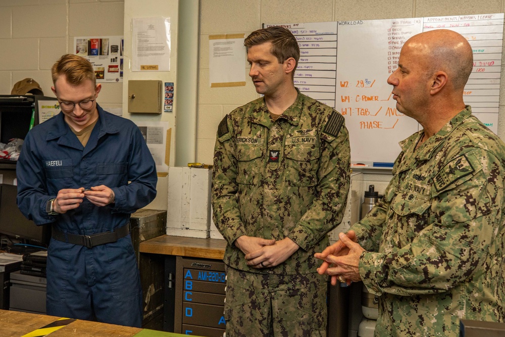 USFFC VADM Kilby Visits Dragonslayers