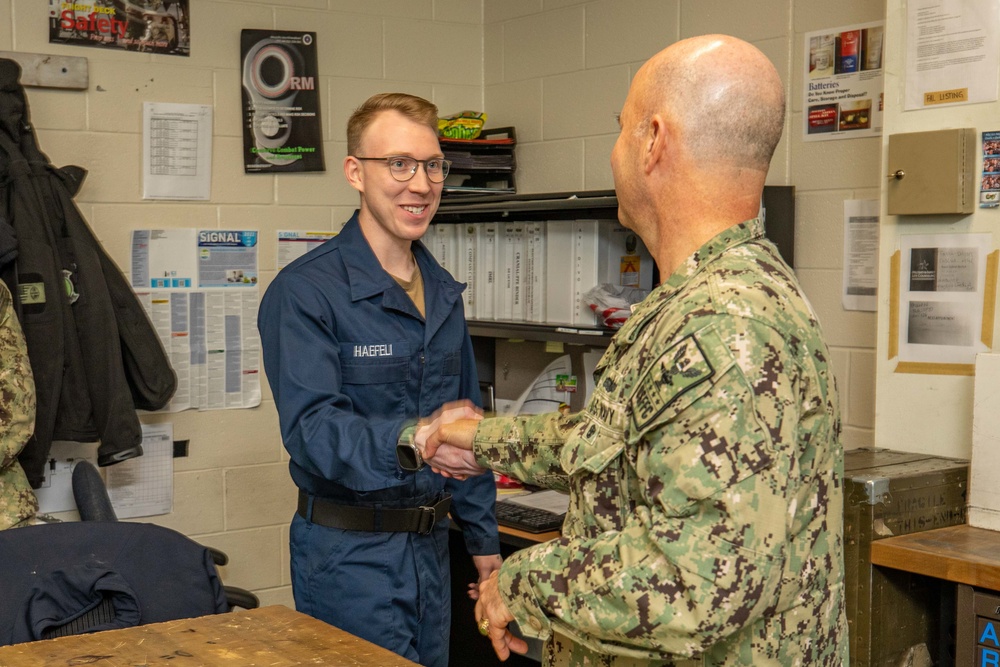 USFFC VADM Kilby Visits Dragonslayers