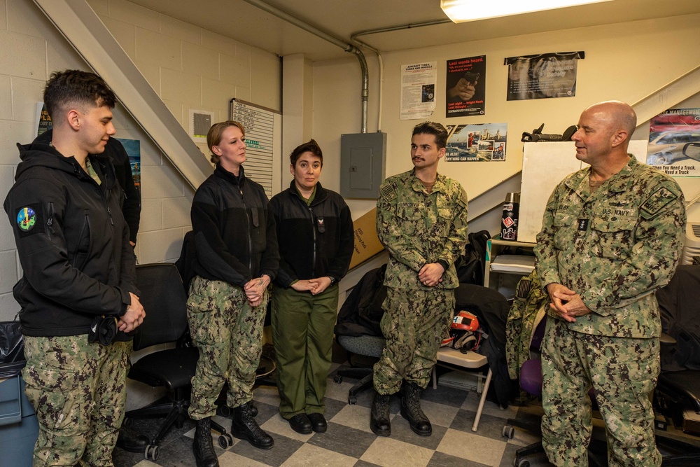 USFFC VADM Kilby Visits Dragonslayers