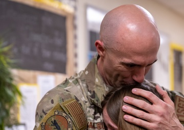 Racer surprises daughter upon return from deployment
