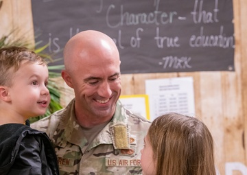Racer surprises daughter upon return from deployment