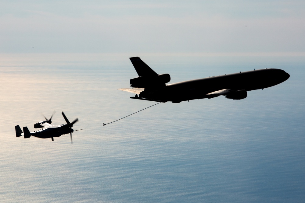 VRM 30 conducts a mid-flight refueling