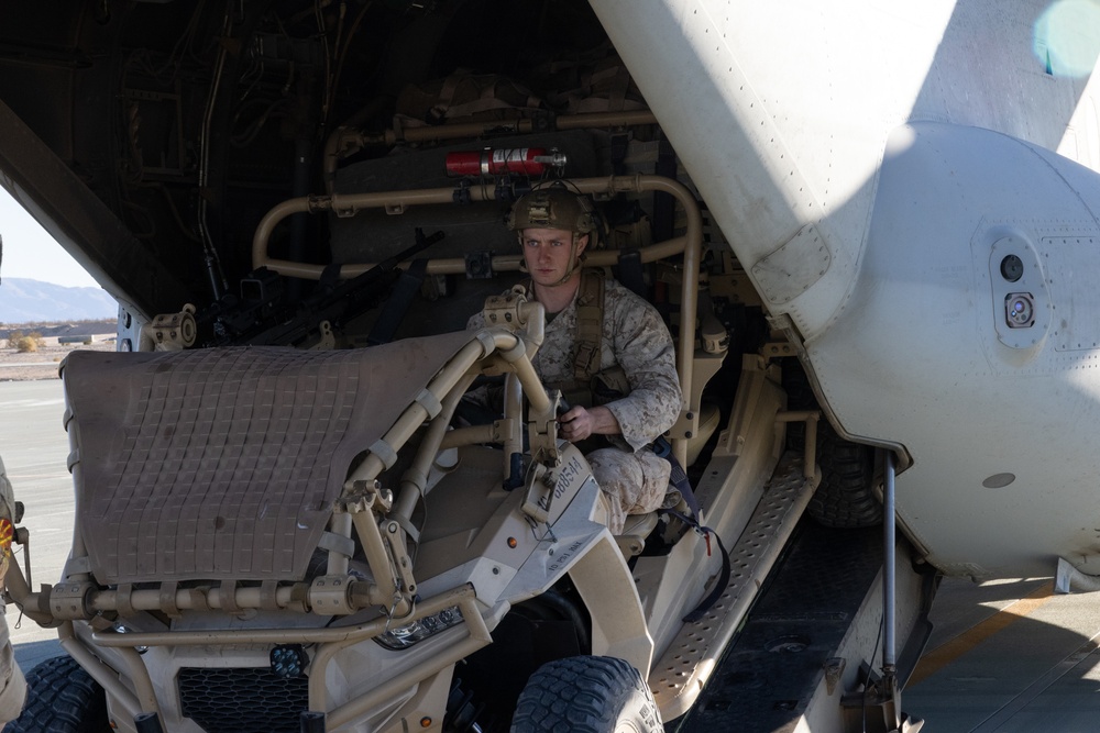 VMM-261 works with 1st Marine Division