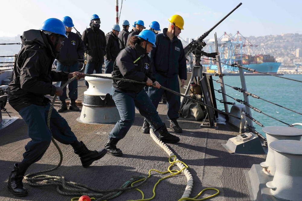 USS Truxtun Pulls into Haifa