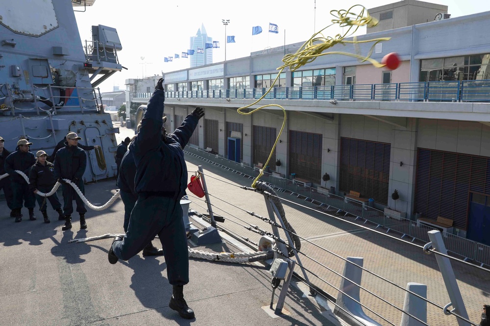 USS Truxtun Pulls into Haifa