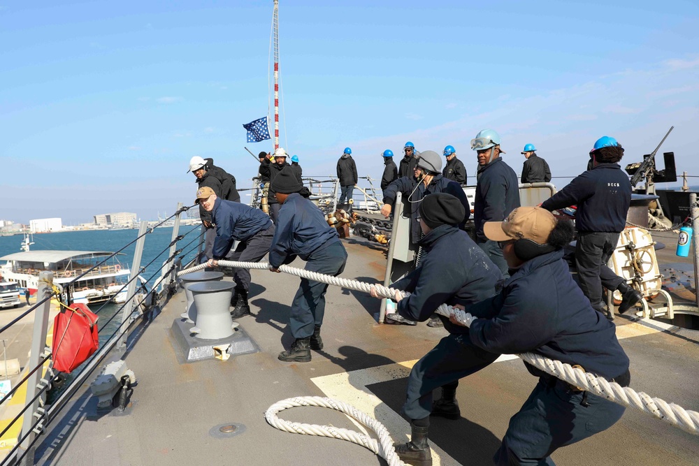 USS Truxtun Pulls into Haifa