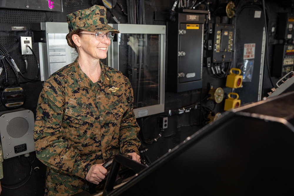 Command Surgeon USINDOPACOM visits USS Arlington