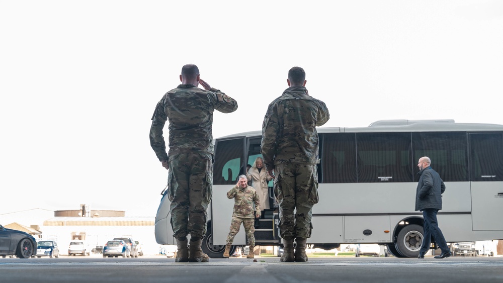 U.S. Ambassador to the United Kingdom visits RAF Lakenheath