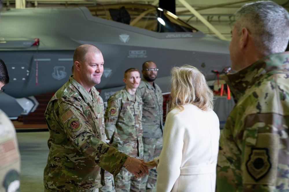 U.S. Ambassador to the United Kingdom visits RAF Lakenheath