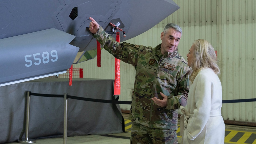 U.S. Ambassador to the United Kingdom visits RAF Lakenheath