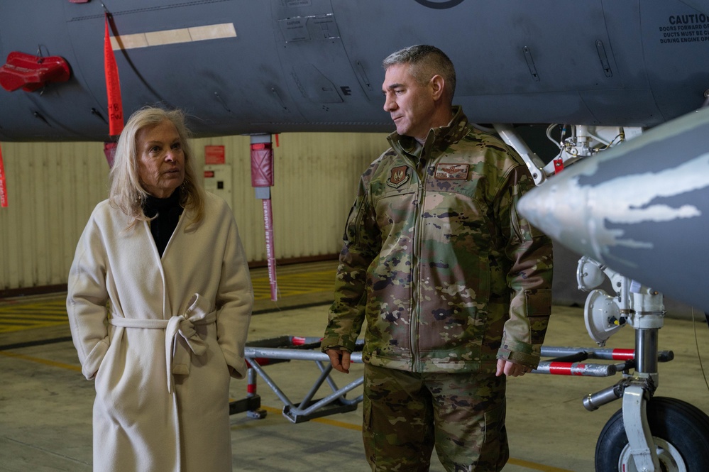 U.S. Ambassador to the United Kingdom visits RAF Lakenheath