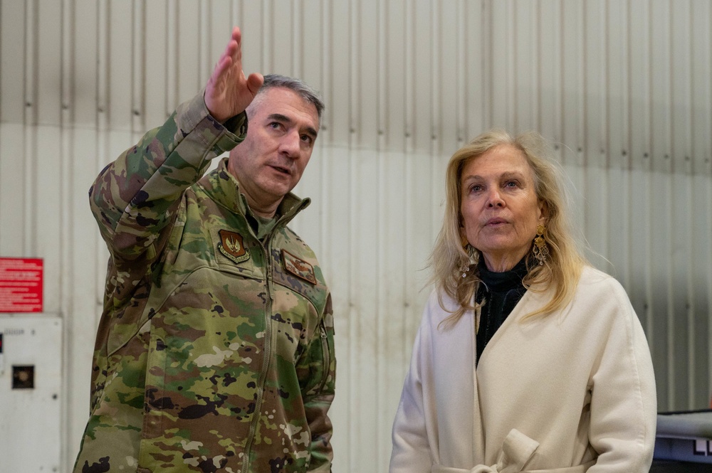 U.S. Ambassador to the United Kingdom visits RAF Lakenheath