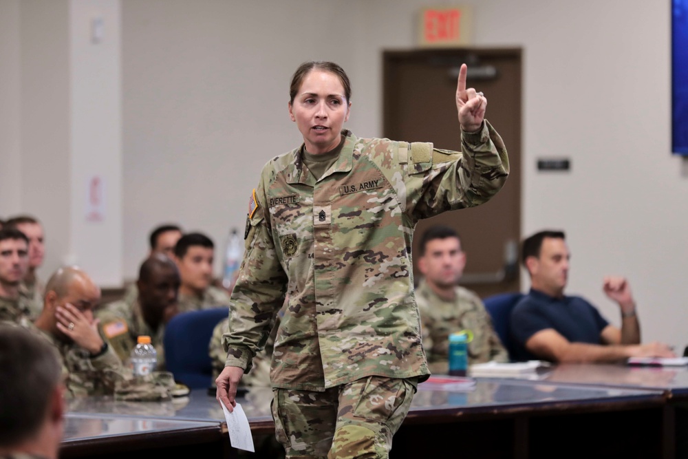 Mg Hale speaks to Intell Soldiers