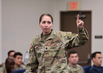 Mg Hale speaks to Intell Soldiers