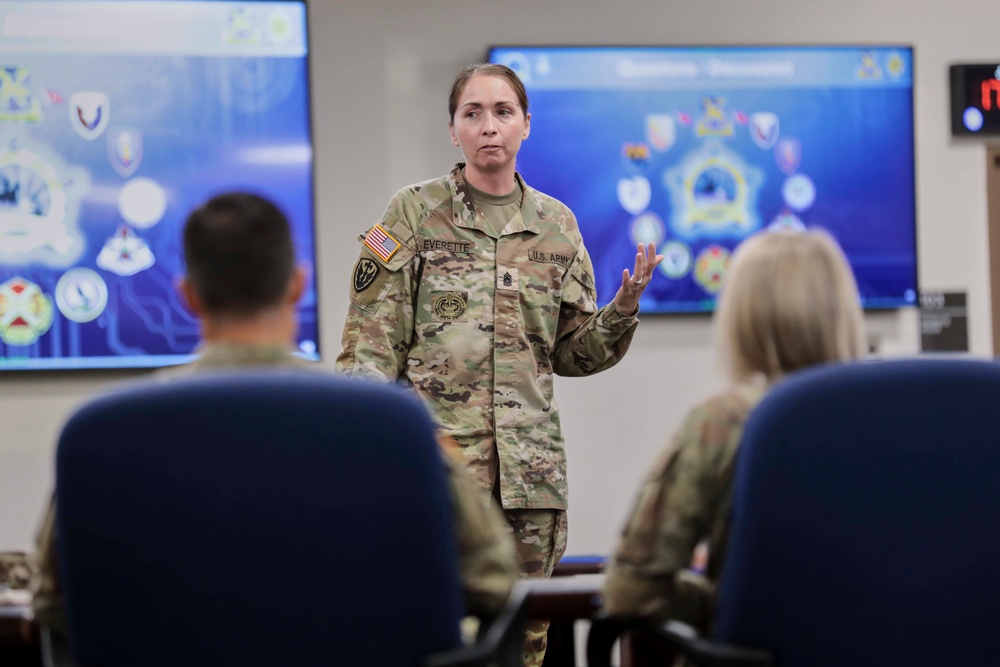 CSM EVERETTE SPEAKS TO INTELL SOLDIERS