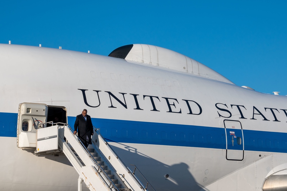 SecDef touches base at Osan