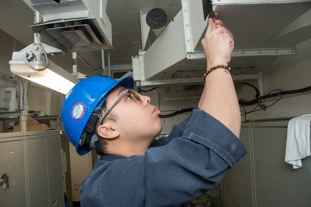 USS Ronald Reagan (CVN 76) Sailors perform preparation for painting