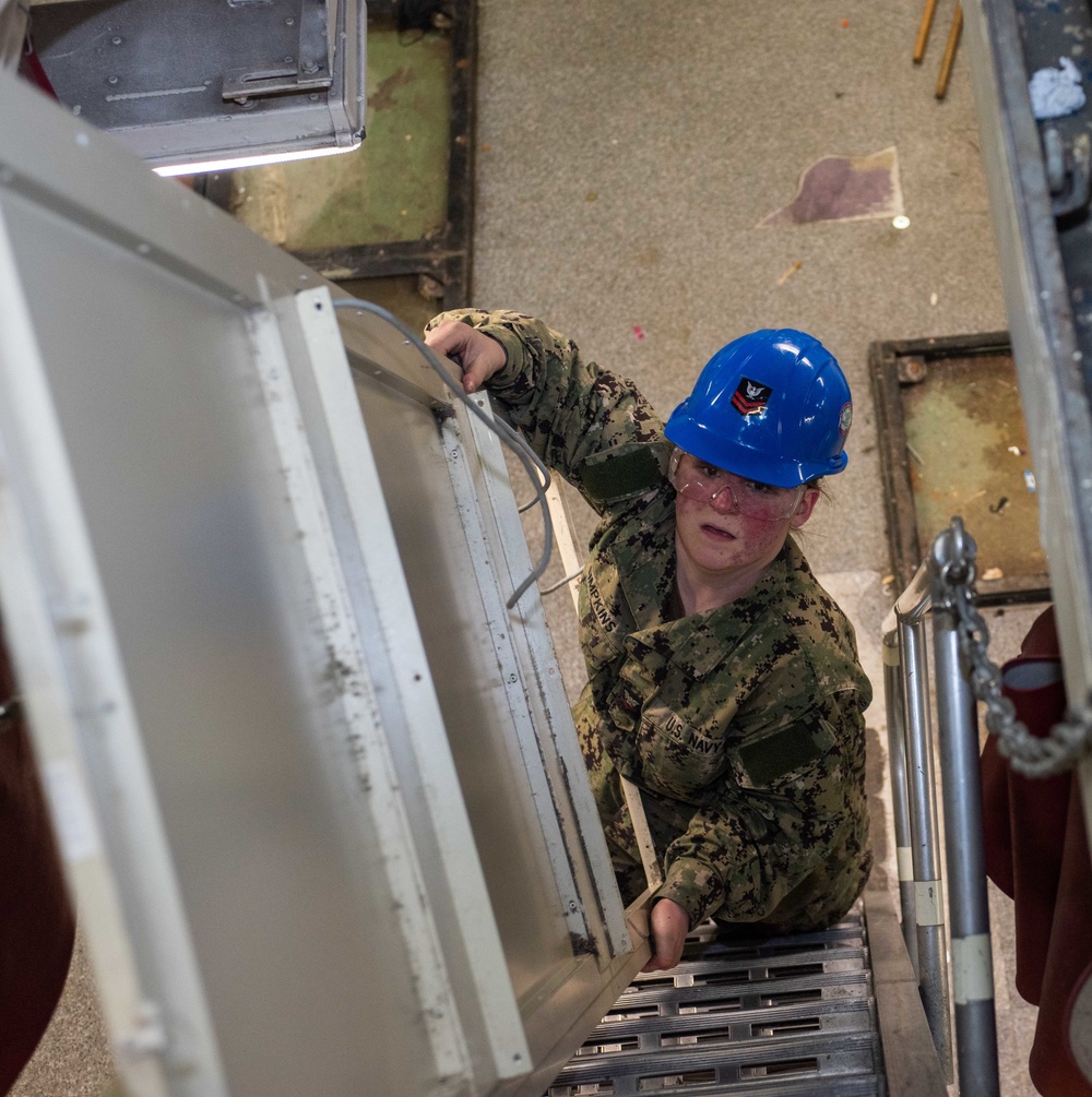 USS Ronald Reagan (CVN 76) Sailors conduct berthing renovation