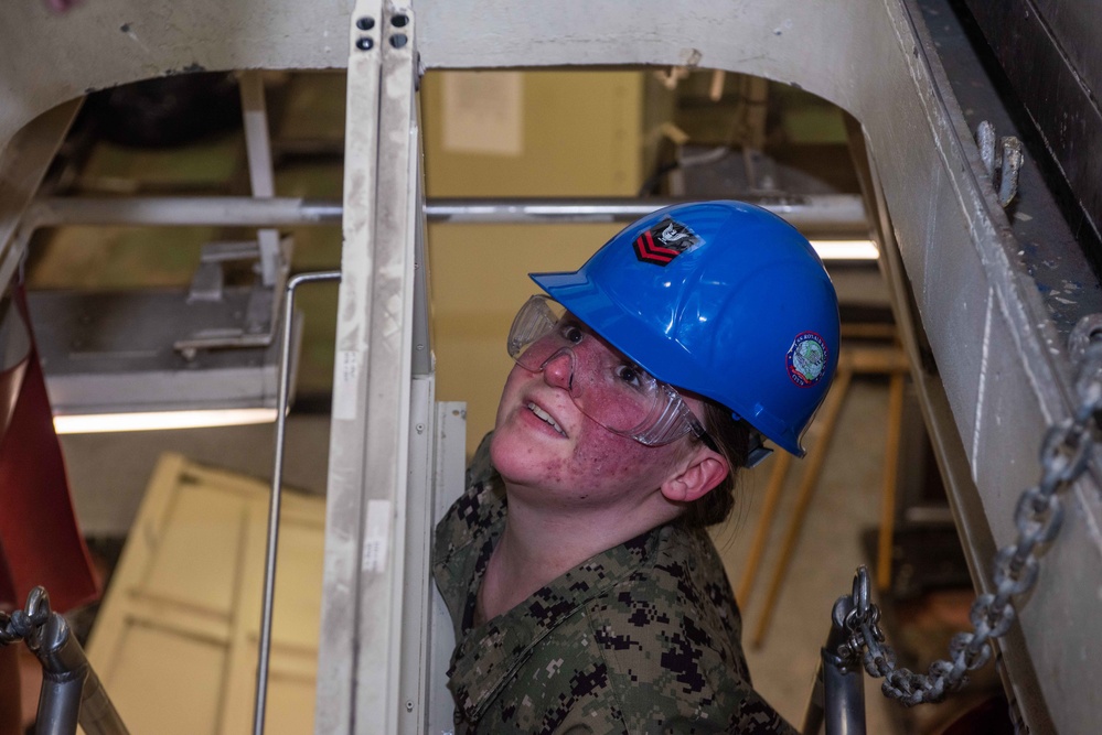 USS Ronald Reagan (CVN 76) Sailors conduct berthing renovation