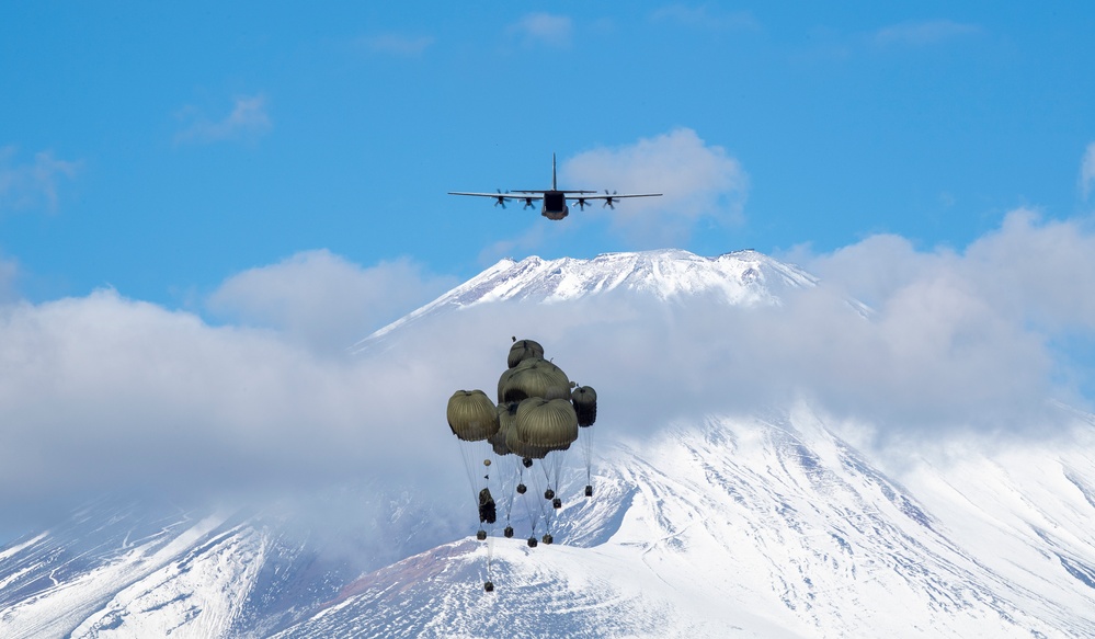 US, Japan forces integrate during Airborne 23