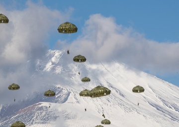 US, Japan forces integrate during Airborne 23