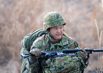 US, Japan forces integrate during Airborne 23
