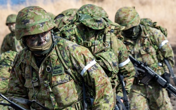 US, Japan forces integrate during Airborne 23