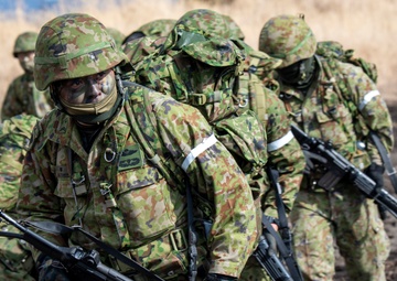 US, Japan forces integrate during Airborne 23
