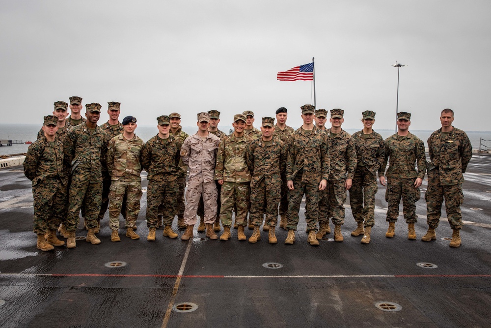 DVIDS - Images - Expeditionary Warfare School students visit USS ...