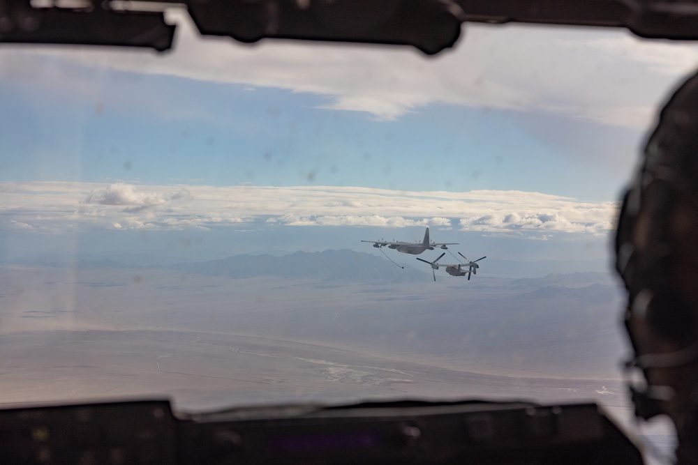 VMM-261 conducts aerial refueling and assault support