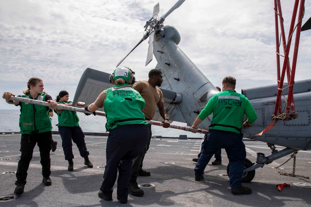 USS Charleston prepares for flight operations in the South China Sea