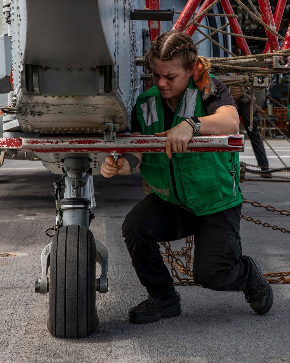 USS Charleston prepares for flight operations in the South China Sea