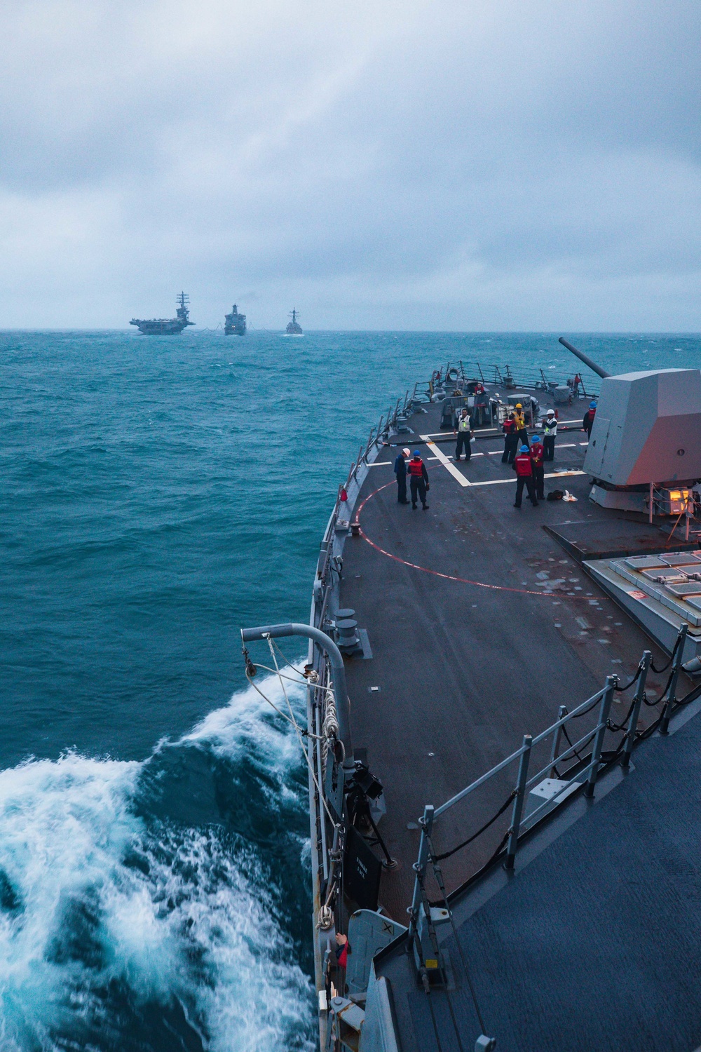 USS Chung-Hoon with USNS Big Horn.