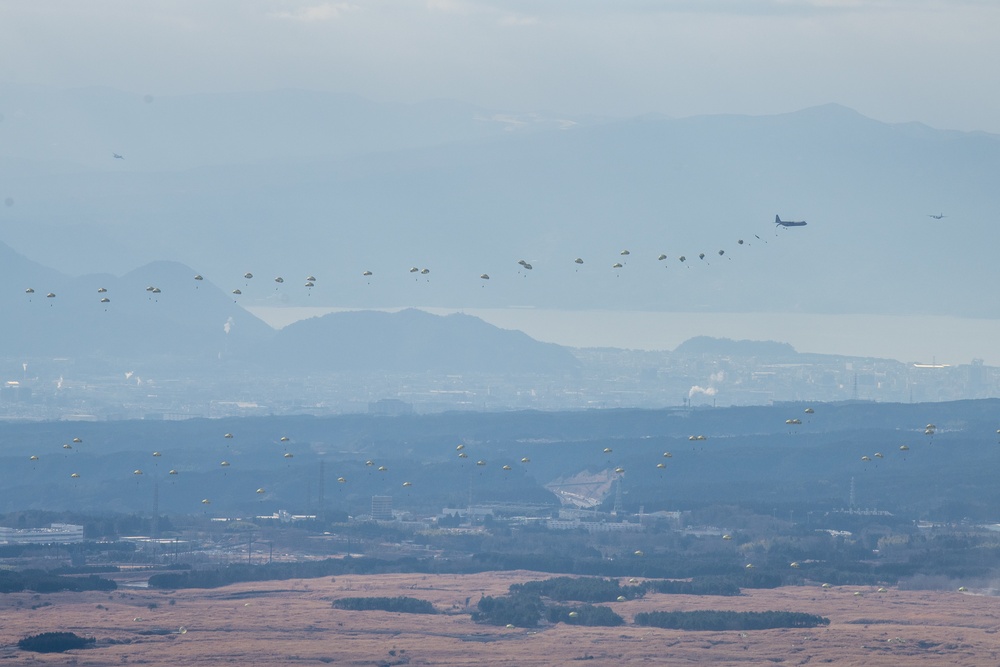 US, Japan forces integrate during Airborne 23