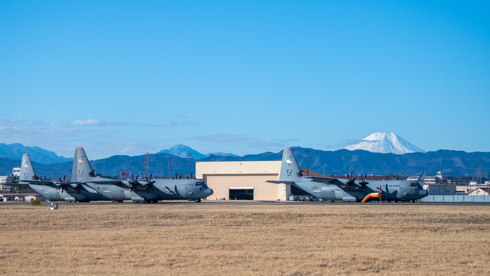 US, Japan forces integrate during Airborne 23