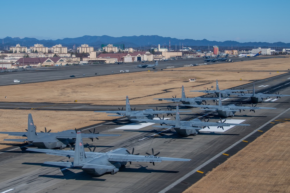 US, Japan forces integrate during Airborne 23