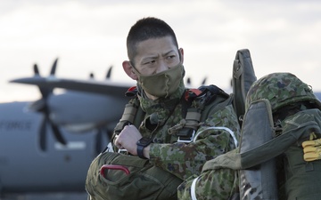 US, Japan forces integrate during Airborne 23