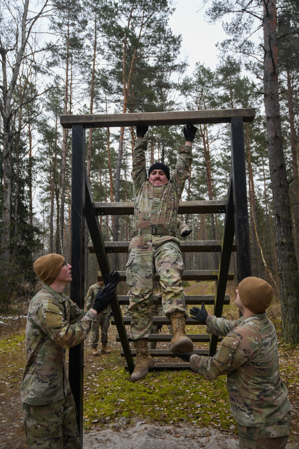 307th Military Intelligence Brigade conquers obstacle course