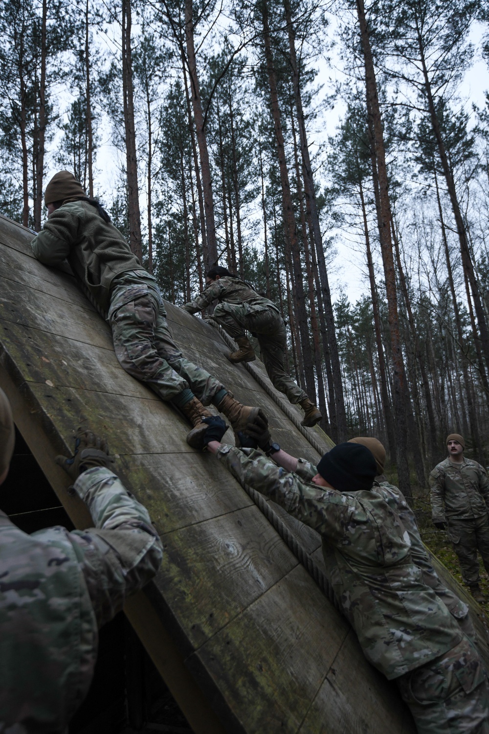 307th Military Intelligence Brigade conquers obstacle course