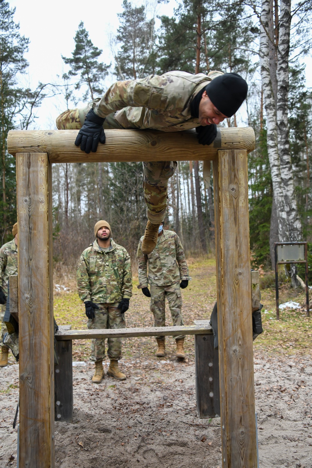 307th Military Intelligence Brigade conquers obstacle course