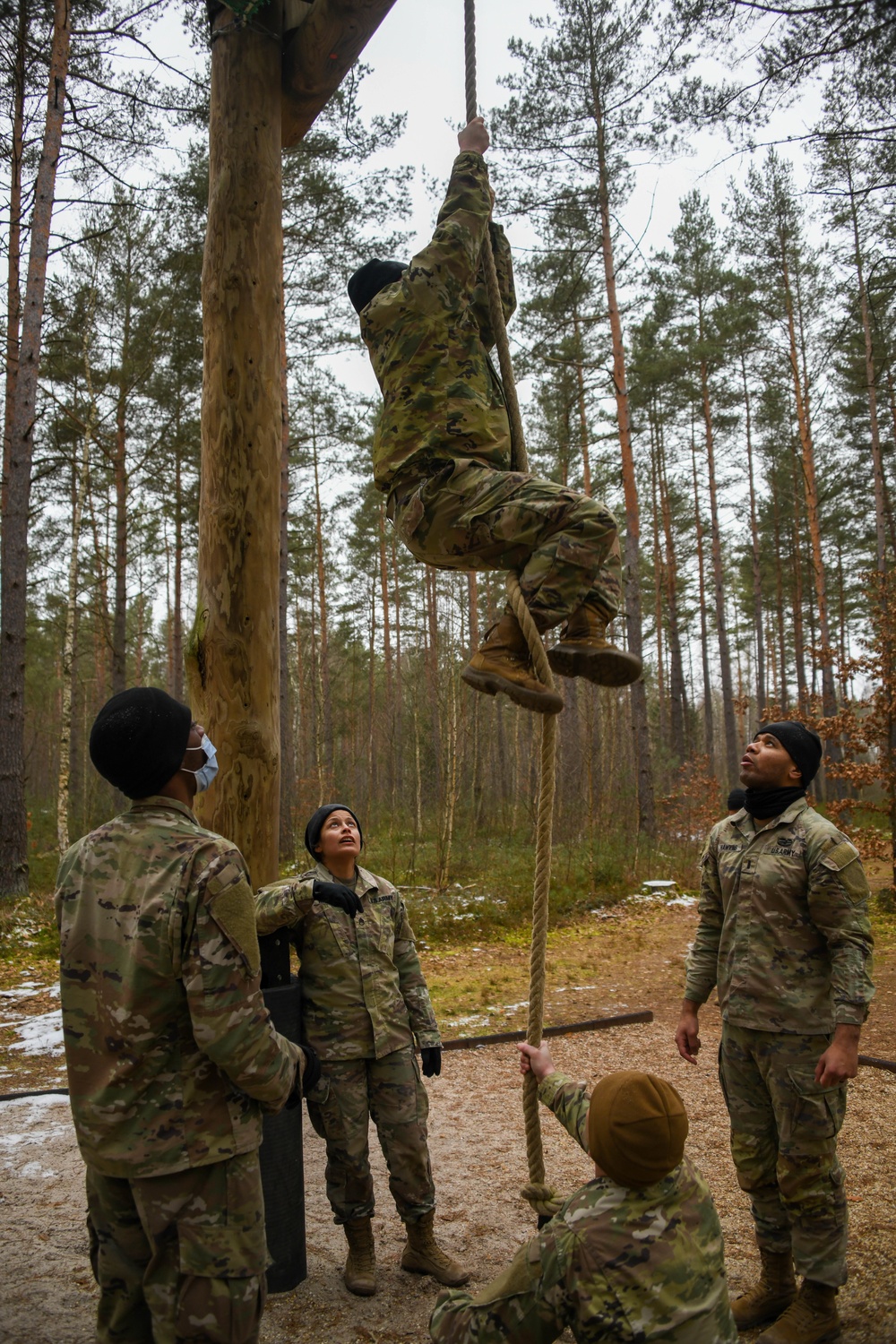 307th Military Intelligence Brigade conquers obstacle course