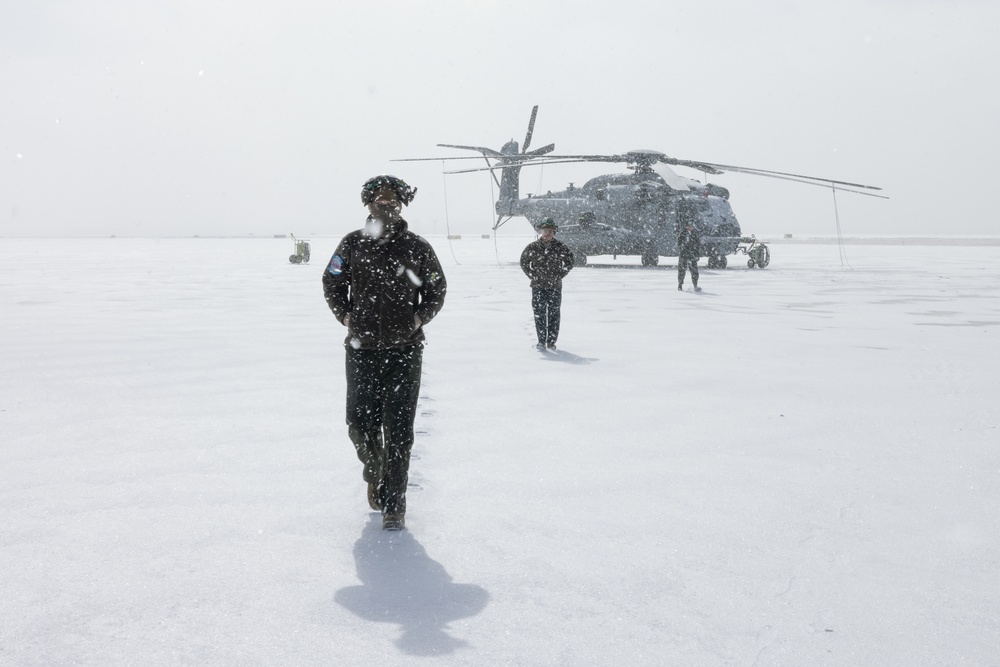 HMH-464 embraces the cold