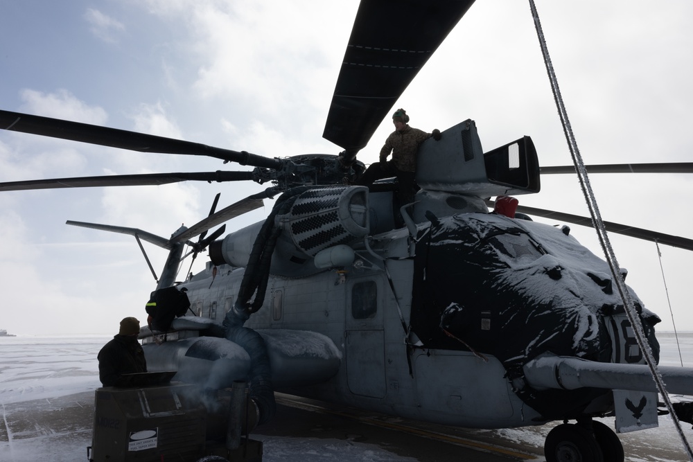 HMH-464 embraces the cold