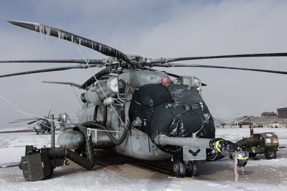 HMH-464 embraces the cold