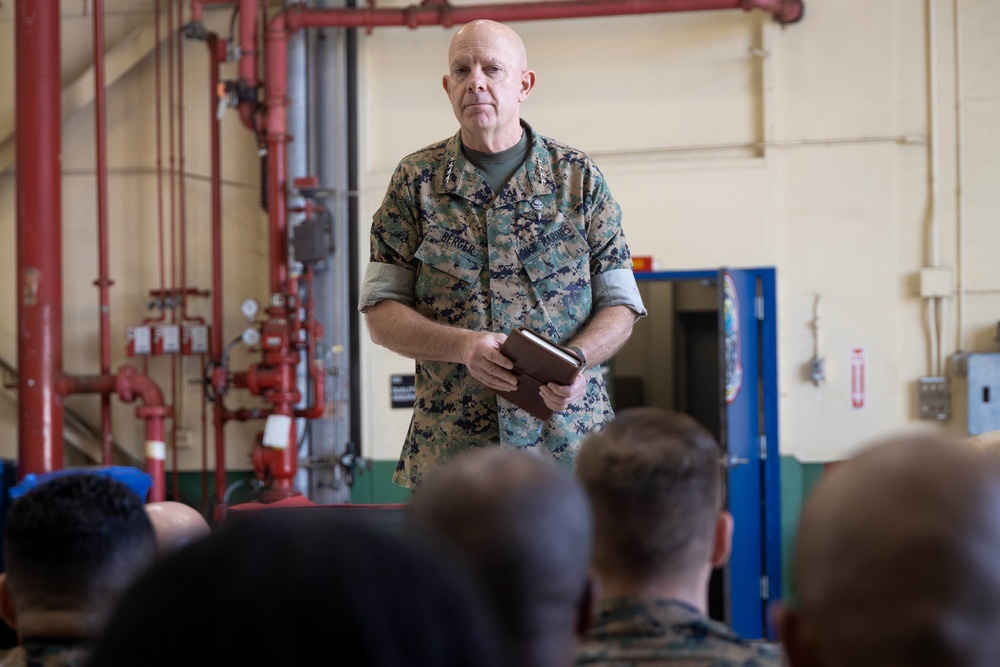 Gen. Berger and Sgt. Maj. Black Visit VMGR-153