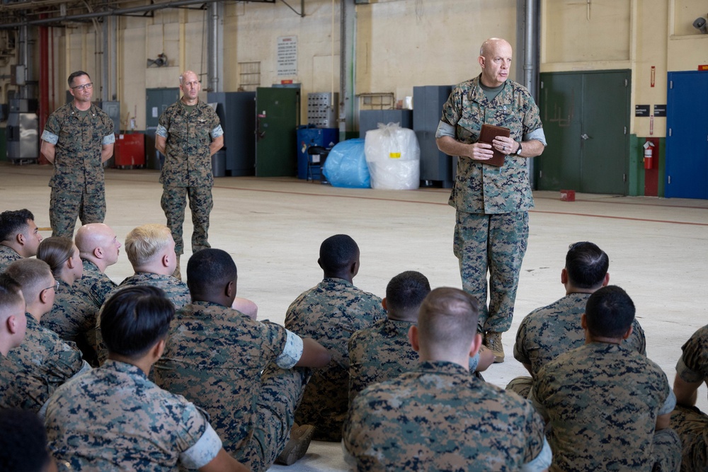 Gen. Berger and Sgt. Maj. Black Visit VMGR-153