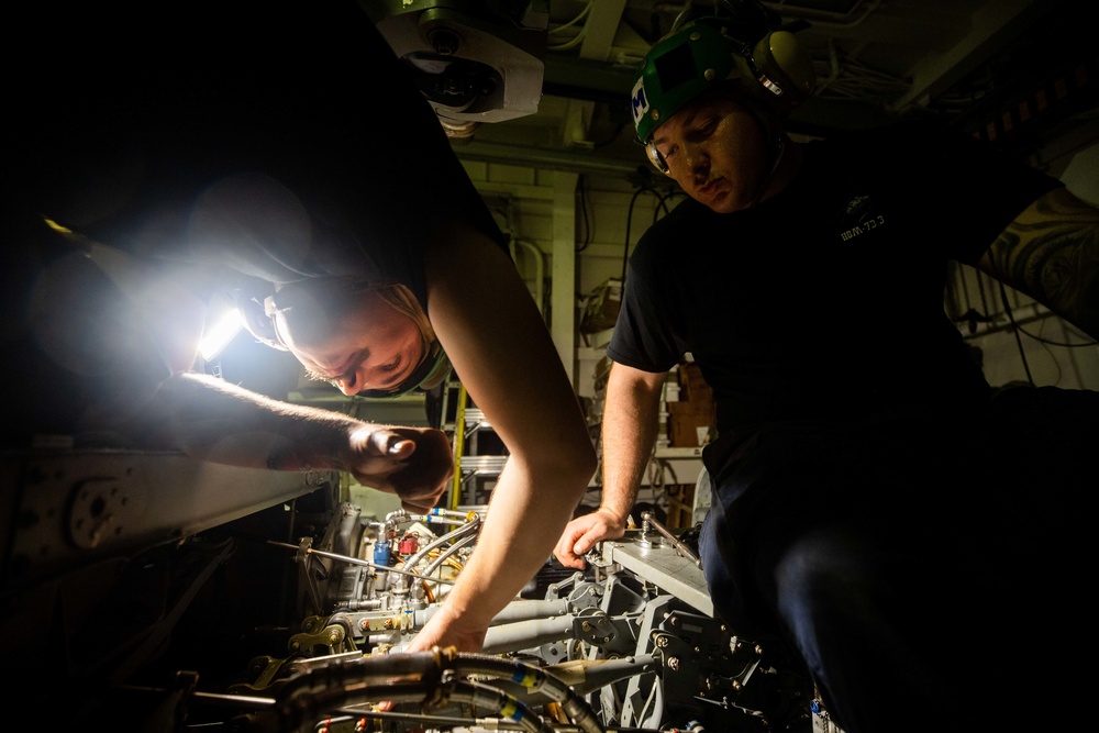 Chung-Hoon MH-60R Sea Hawk Maintenance